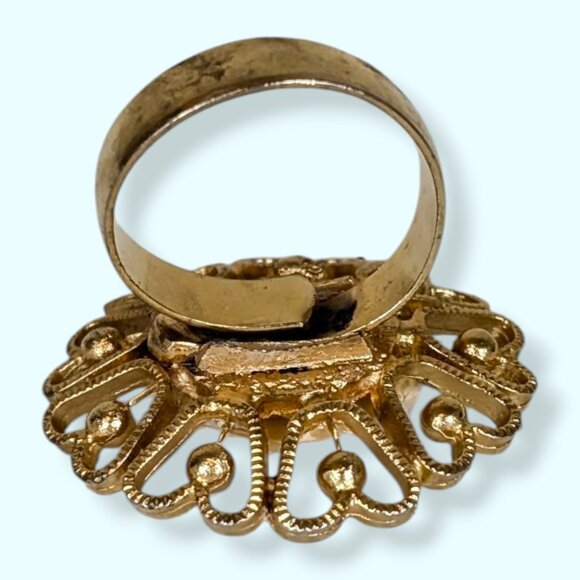 V. Uncas Bakelite Cabochon Floral Ring - Picture 4 of 8